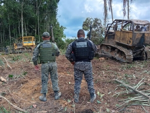 Pol&iacute;cia Militar apreende m&aacute;quinas utilizadas em extra&ccedil;&atilde;o ilegal de madeiras em zona rural