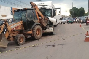 Acidente matou mec&acirc;nico de retroescavadeira e feriu motorista de caminh&atilde;o