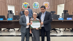 Presidente homenageia ex-vereador Agr&iacute;cola Pompeu de Campos com Mo&ccedil;&atilde;o de Aplausos