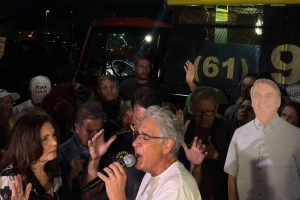 Opositor &eacute; agredido e expulso de vig&iacute;lia a Bolsonaro: &ldquo;700 mil covas&rdquo;. Veja v&iacute;deo