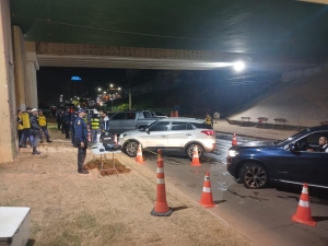 Opera&ccedil;&atilde;o Lei Seca prende oito motoristas por embriaguez e remove 48 ve&iacute;culos em Cuiab&aacute;