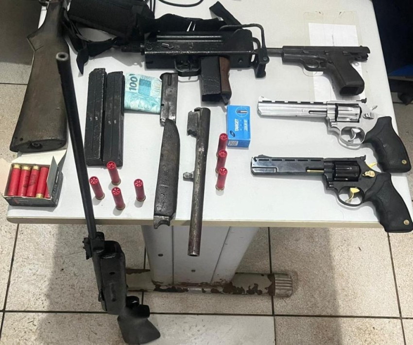 Patrulha Rural prende dupla de faccionados em flagrante com submetralhadora, rev&oacute;lveres e pistola