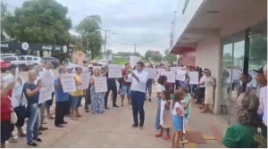 Moradores protestam contra decis&atilde;o judicial que determina desocupa&ccedil;&atilde;o da Comunidade Jardim dos Lagos em Santo Ant&ocirc;nio de Leverger