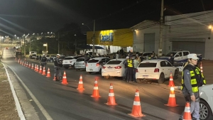 Fiscaliza&ccedil;&atilde;o da Lei Seca prende 13 condutores embriagados na madrugada deste s&aacute;bado (4)