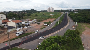 Prefeitura aplica microrrevestimento e melhora trafegabilidade na regi&atilde;o do Parque das &Aacute;guas