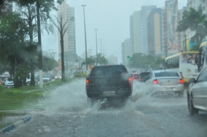Cuiab&aacute; enfrenta chuvas fortes com risco de tempestades e transtornos