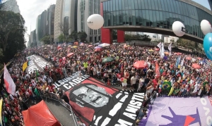 Multid&otilde;es ocupam capitais contra anistia e PEC da Blindagem