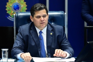 Alcolumbre se re&uacute;ne reservadamente com Messias, mas evita apoiar indicado de Lula