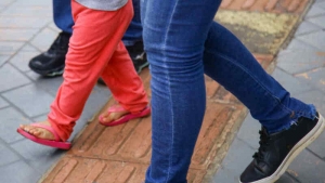 M&atilde;e encontra sangue na cama e descobre que namorado estuprou filha de 5 anos