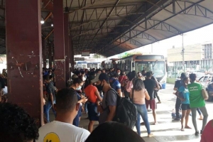 Menor causa p&acirc;nico no Terminal de VG ap&oacute;s ser flagrado com arma falsa