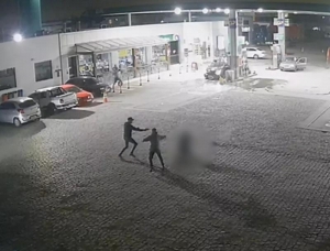 Homem &eacute; assassinado a tiros em posto de gasolina; v&iacute;deo